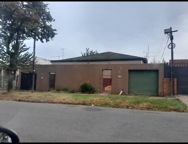4 BEDROOM HOUSE FOR SALE IN BEZUIDENHOUT VALLEY